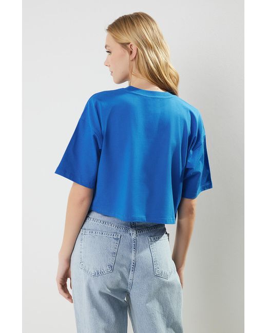 Trendyol Blue Premium saks crop-strick-t-shirt aus 100 % baumwolle