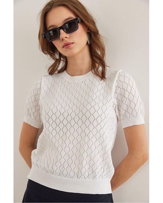 Olalook White Weiße, Durchbrochene, Kurzärmlige Strickbluse Mit Rautenmuster Blz- 19002883 Für Damen
