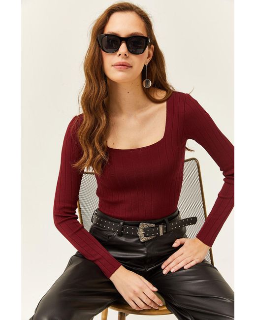Olalook Red Bluse Aus Dickem, Geripptem Strick Mit Eckigem Kragen