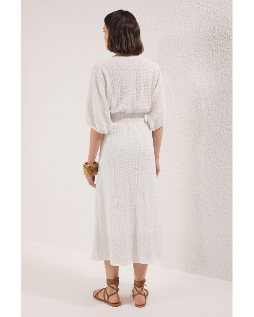 Trendyol Natural Gefüttertes V-Ausschnitt-Maxikleid Mit Zweireihigen Fledermausärmeln Und Taille Twoss25El00830 Für Damen