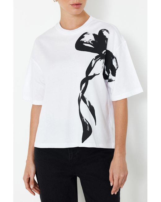 Trendyol White Es, mit bändchen bedrucktes oversize-/weite-fit-strick-t-shirt mit rundhalsausschnitt, 100 % baumwolle