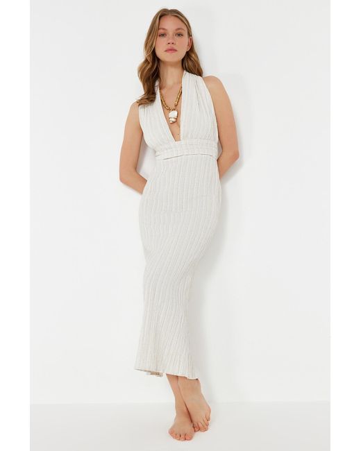 Trendyol White Farbenes maxi-strandkleid aus leinenmischung mit gewebtem rücken und tiefem ausschnitt