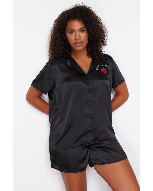 Trendyol Black Es pyjama-set aus satin mit hemdkragen und erdbeerstickerei