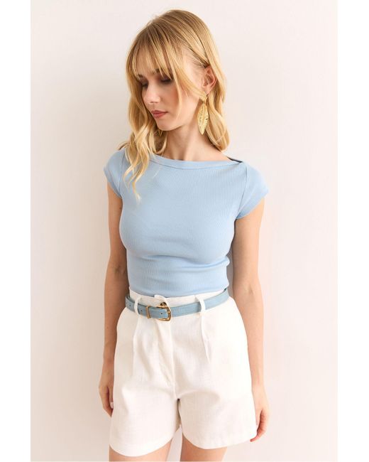 Olalook Blue Babyblaue Bluse Aus Dehnbarer Baumwolle Mit Schulterdetail Und U-Boot-Ausschnitt Für Damen