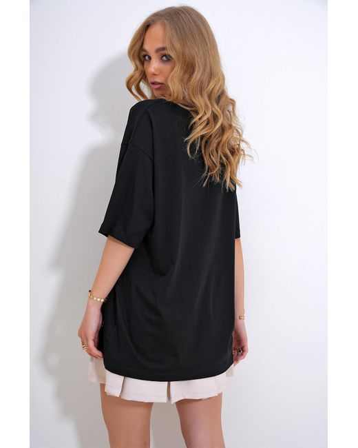 Trend Alaçatı Stili Black Es oversize-t-shirt mit rundhalsausschnitt und perlen- und steinstickerei