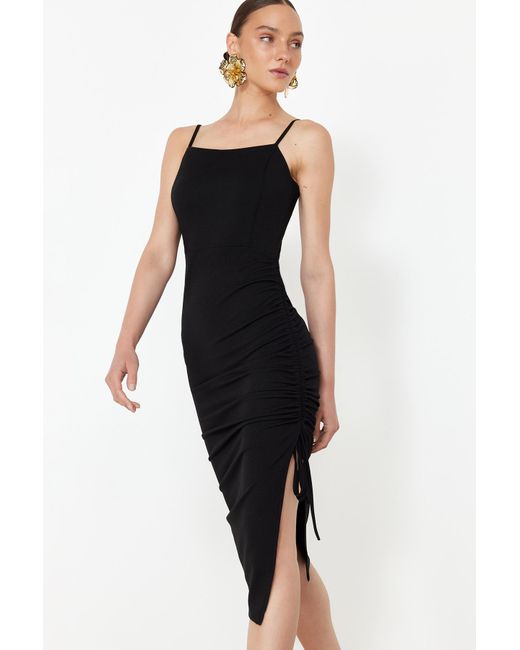 Trendyol Black Es, figurbetontes, stilvolles abendkleid aus strick mit drapierung tprss21el0213