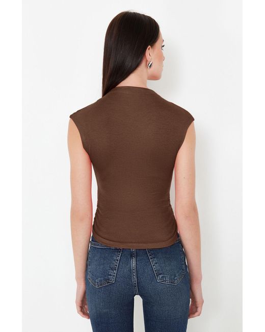 Trendyol Brown Braune, Asymmetrische Strickbluse Mit Stehkragen Und Kordelzug/Drape-Details Für Damen