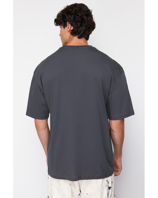 Trendyol Anthrazitfarbenes oversize/weit geschnittenes t-shirt aus 100 % baumwolle mit querformatstickerei in Black für Herren