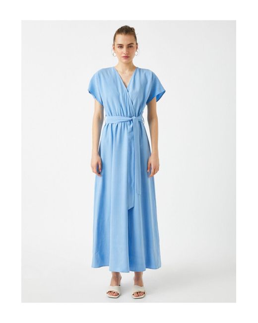 Koton Blue Gestreiftes langes kleid mit gürtel, v-ausschnitt und kurzen ärmeln