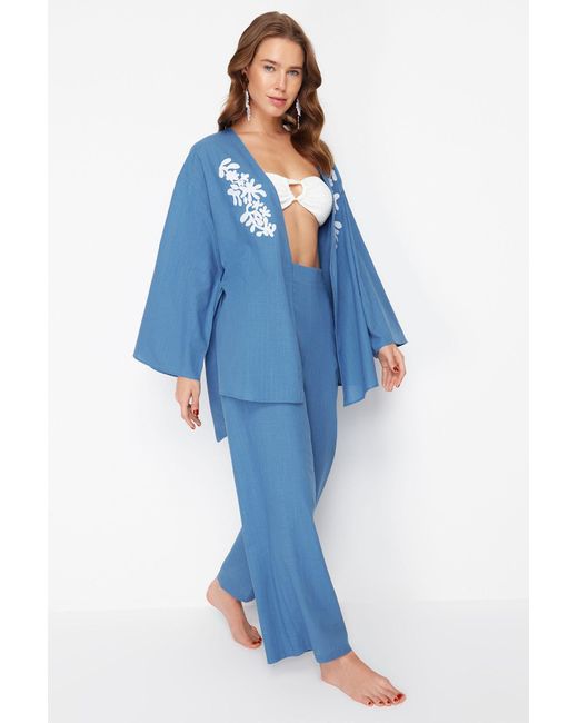 Trendyol Blue Es, gewebtes, besticktes kimono-hosen-set mit gürtel