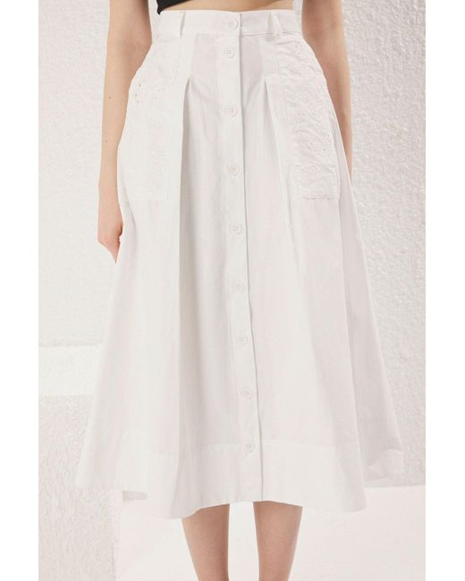 Trendyol Natural Weißer, Mit Knöpfen Verzierter, Bestickter Baumwoll-Maxi-Länge-Webrock Mit Detaillierten Taschen Für Damen