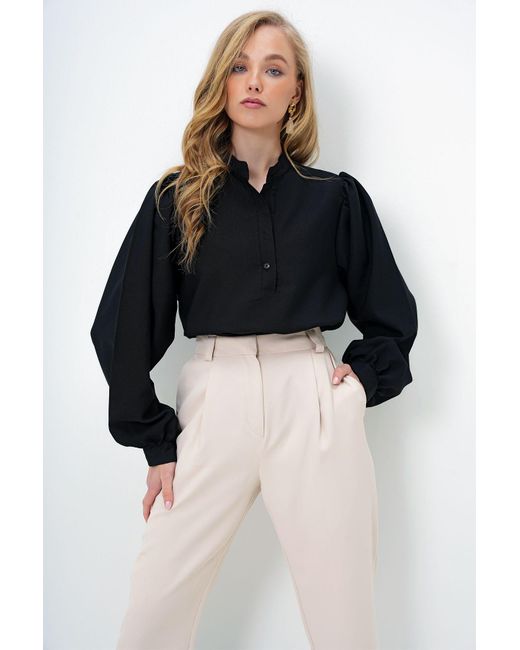 Trend Alaçatı Stili Black Schwarze Popeline-Hemdbluse Mit Richterkragen Und Halber Knopfleiste Alc-X14059 Für Damen