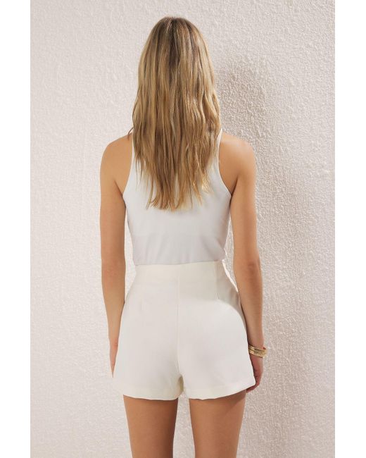 Trendyol White Weiße, Goldfarbene, Detaillierte Kurze Shorts Und Bermuda Für Damen