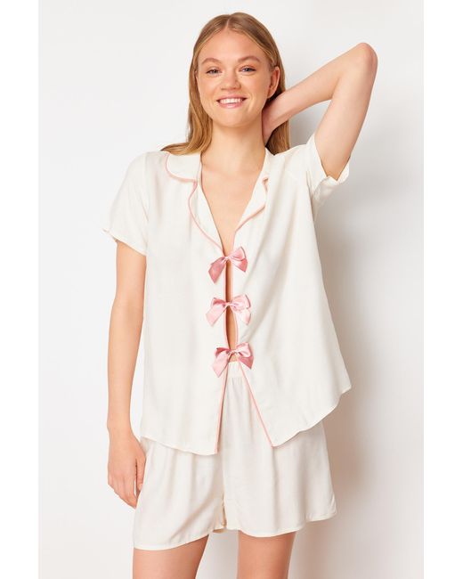 Trendyol White Farbenes pyjama-set aus viskosegewebe mit bändern und paspelierung
