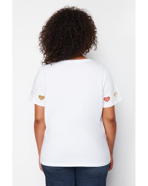 Trendyol White Es t-shirt mit cut-outs und detaillierter bunter herzstickerei