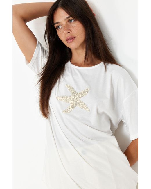 Trendyol White Farbenes, mit seesternen besticktes strick-t-shirt mit normaler/normaler schnittform