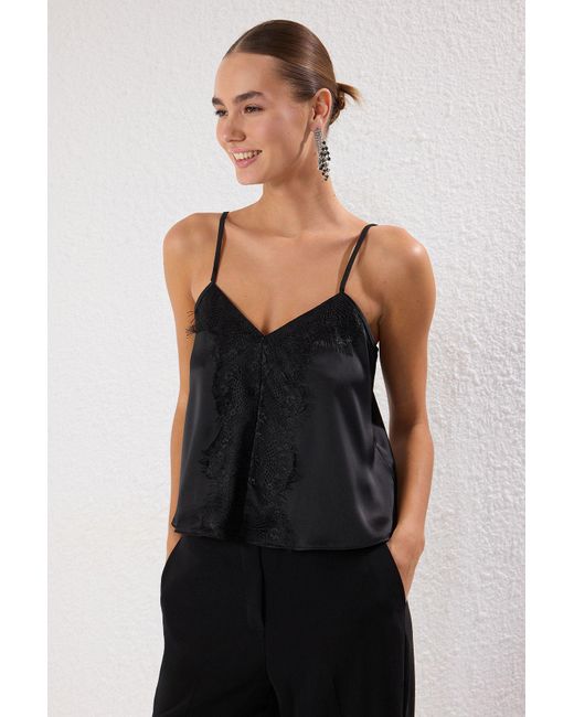 Trendyol Black Schwarze, Schlichte, Stilvolle/Nachtbluse Aus Gewebtem Satin Mit V-Ausschnitt Und Spitzendetail Für Damen