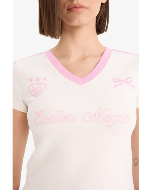 Defacto Red Coool Tailliertes, Geripptes, Kurzärmliges Weißes T-Shirt Mit V-Ausschnitt Und Aufdruck F2240Ax25Sm Für Damen