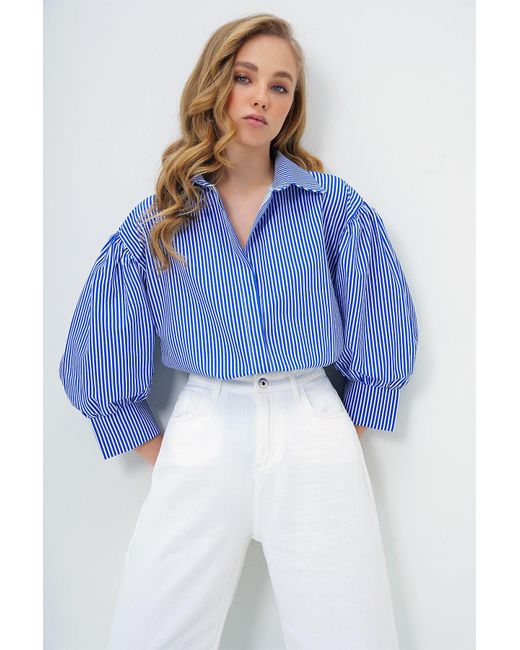 Trend Alaçatı Stili Blue Marineblau Gestreiftes Basic-Popeline-Hemd Mit Ballonärmeln Und Versteckter Knopfleiste Für Damen