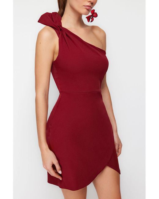 Trendyol Red Burgunderrotes, Kurzes, Stilvolles Abendkleid Mit Kragen Detailliert Gewebtes Kleid Für Damen
