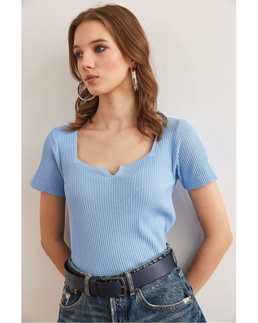 Olalook Blue Babyblaue Strickbluse Mit Ausschnitten Am Ausschnitt Und Ärmeln Blz- 19002884 Für Damen
