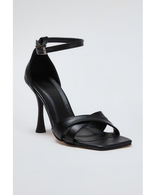 Trendyol Black Schwarze, Überkreuzte, Dünne Absätze, Quadratische Zehenpartie, Klassische Schuhe Mit Absatz Für Damen