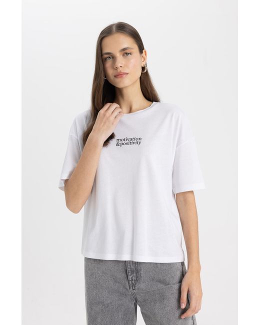 Defacto White Bedrucktes t-shirt mit rundhalsausschnitt und kurzen ärmeln im relaxed fit c7722ax24sm
