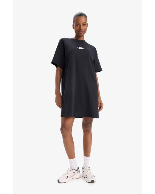Defacto Black Fit Standard Fit Bedrucktes Sport-Kurzarm-Mini-T-Shirt-Kleid E4535Ax25Sp Für Damen