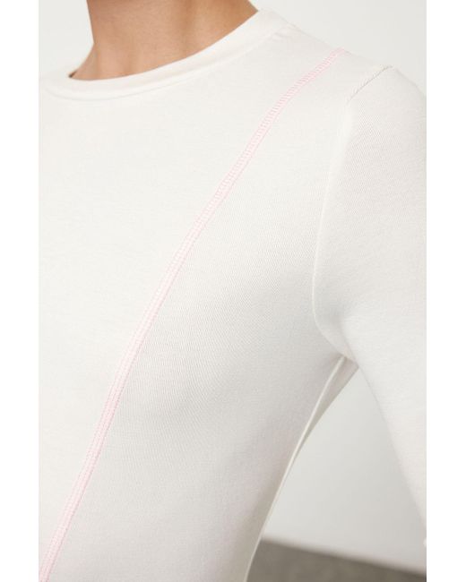 Trendyol White Flexible Strickbluse – Rundhalsausschnitt, Kinderbett-Nähte, Figurbetont Für Damen