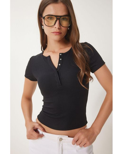 Happiness İstanbul Black Schwarze Basic-Strick-Crop-Bluse Mit Druckknopfverschluss Für Damen