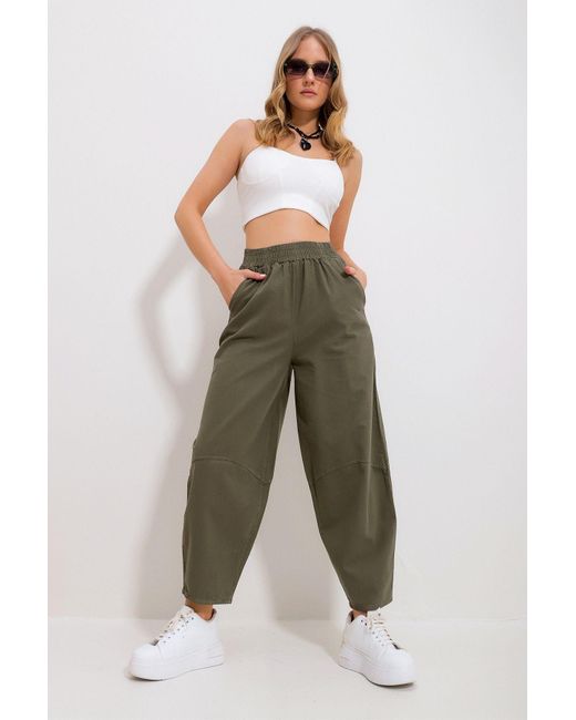 Trend Alaçatı Stili Green Khakifarbene Gabardine-Hose Mit Elastischem Bund Und Doppelter Tasche Im Baggy-Schnitt Mit Nahtdetails An Den Knien Für Damen