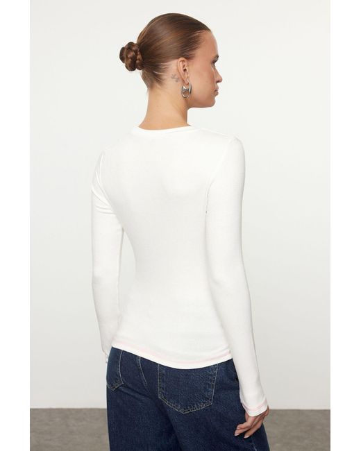 Trendyol White Flexible Strickbluse – Rundhalsausschnitt, Kinderbett-Nähte, Figurbetont Für Damen