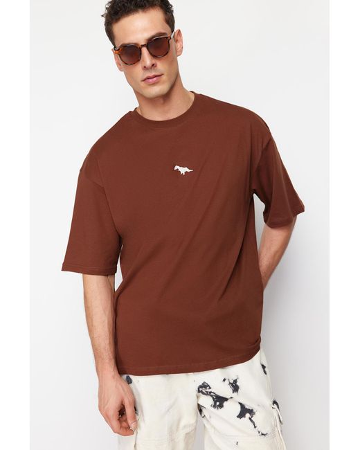 Trendyol Brown Es, übergroßes/weit geschnittenes, mit dinosauriern besticktes t-shirt aus 100 % baumwolle - xs