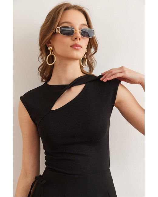 Olalook Black Schwarze Bluse Aus Baumwoll-Modal Mit Tiefem Ausschnitt Und Detailliertem Schulterausschnitt Blz- 19002881 Für Damen
