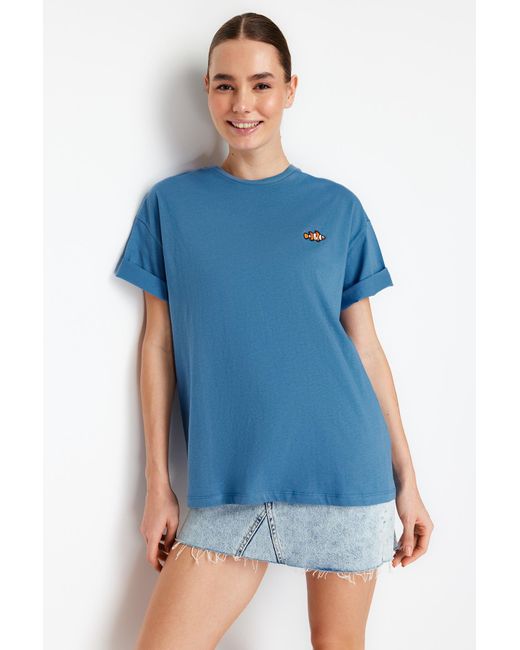 Trendyol Blue Indigoes, besticktes strick-t-shirt aus 100 % baumwolle mit rundhalsausschnitt, übergröße/weiter passform,