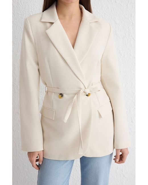 Trendyol Natural Ecrufarbene, Reguläre, Gefütterte Blazerjacke Mit Gürtel Für Damen