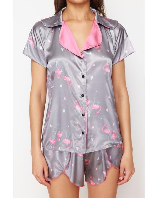 Trendyol Multicolor Graues, es pyjama-set aus gewebtem satin mit herz- und flamingo-muster
