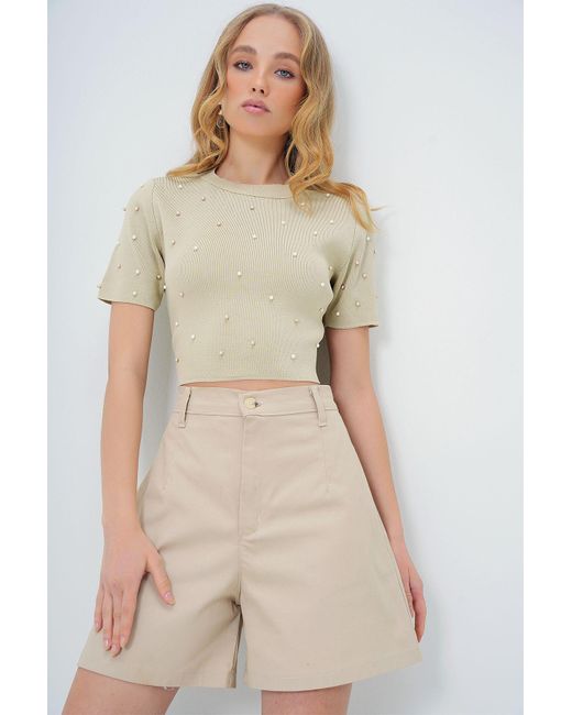 Trend Alaçatı Stili Natural Beigefarbene Strick-Crop-Bluse Mit Rundhalsausschnitt Und Perlenbesatz Für Damen