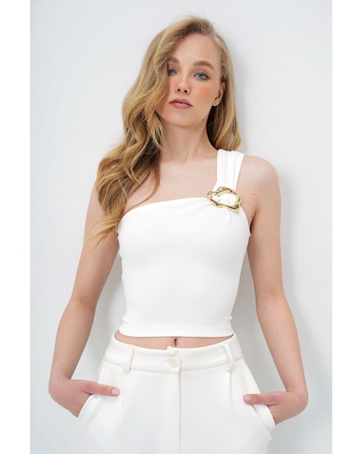 Trend Alaçatı Stili White Weiße Bluse Mit Asymmetrischem Kragen Und Einer Schulter, Ottoban-Bluse Mit Metallzubehör Für Damen