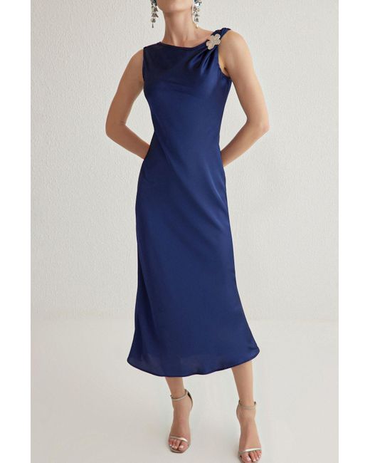 Trendyol Blue Marineblaues A-Linien-Accessoire, Detailliertes, Gewebtes Satin, Stilvolles Abendkleid, Nachtabendkleid Für Damen