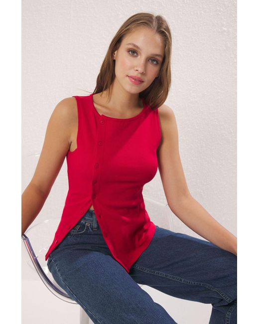 Trendyol Red Asymmetrisch Geschnittene/Figurbetonte Strickbluse Mit Roten Knöpfen Für Damen