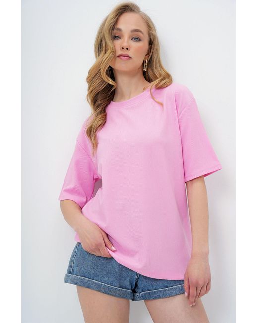 Trend Alaçatı Stili Pink Strukturiertes Basic-T-Shirt Mit Rundhalsausschnitt Für Damen