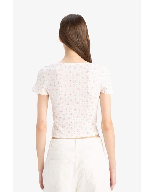 Defacto Natural Tailliertes, Kurzärmliges T-Shirt Mit U-Ausschnitt Und Muster Für Damen