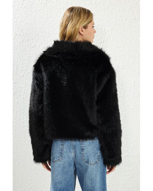 Trendyol Black Schwarzer Kurzer Pelzmantel Mit Normaler Passform Für Damen