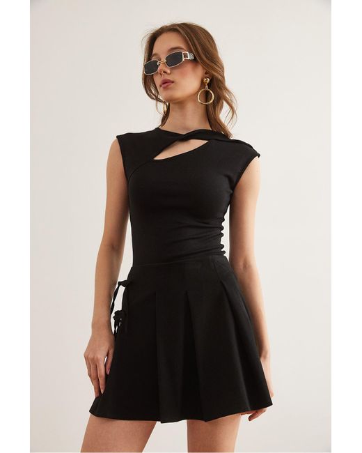 Olalook Black Schwarzer Minirock Mit Seitlicher Spitze Und Plissiertem Reißverschluss Etk- 19000304 Für Damen