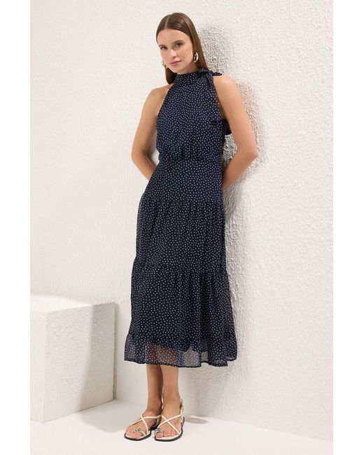 Trendyol Blue Marineblaues, Gepunktetes, Gewebtes Chiffonkleid Mit A-Linien-Ausschnitt Und Bindedetail Für Damen