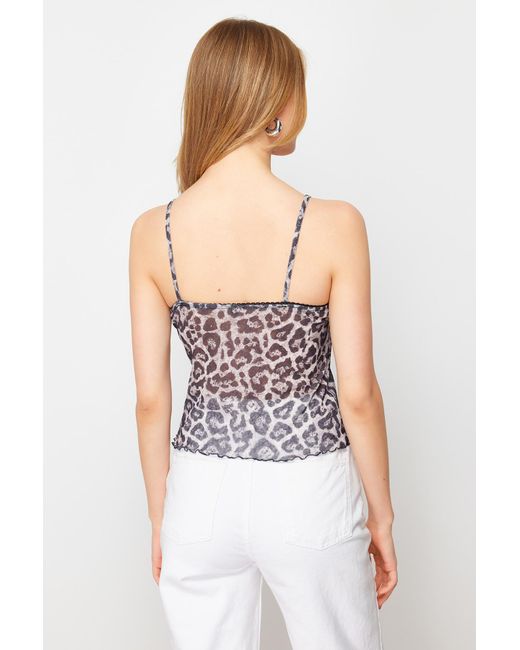 Trendyol White E, speziell strukturierte strickbluse mit v-ausschnitt, trägern und tiermuster