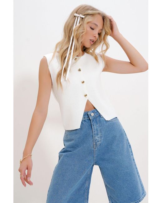 Trend Alaçatı Stili White Vanilla Geknöpfte Strickweste Mit Rundhalsausschnitt – Für Damen