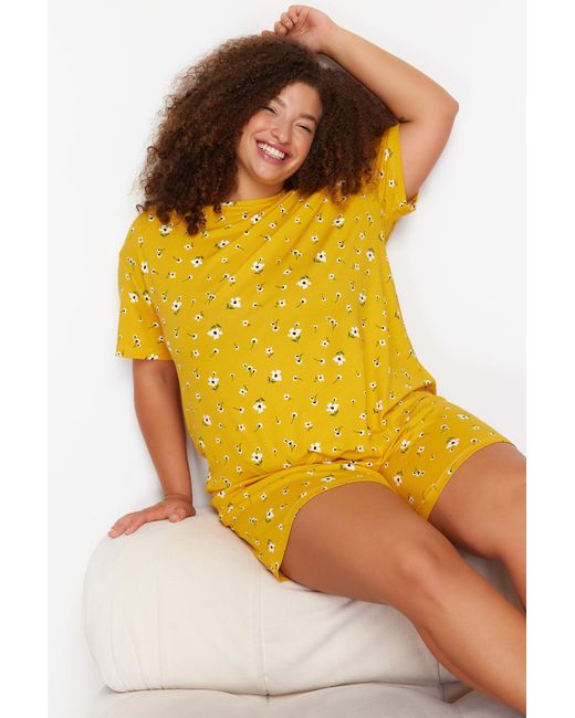 Trendyol Yellow Es pyjama-set aus strick mit blumenmuster