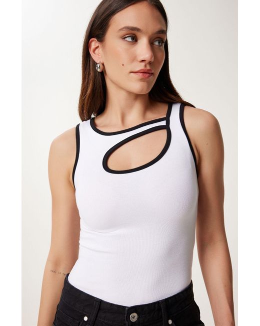 Happiness İstanbul White Weiße Strickbluse Mit Kontrastierendem Ausschnitt Und Detailliertem Ausschnitt Für Damen